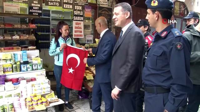 UNESCO Dünya Miras Listesi'nde yer alan Safranbolu'da esnaflara Türk bayrağı dağıtıldı