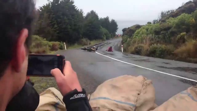 Ces photographes se sont placés dans le pire virage de la course, frôlés par des motards qui chutent