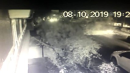 Çürüyen ağacın yola devrilmesi güvenlik kamerasında