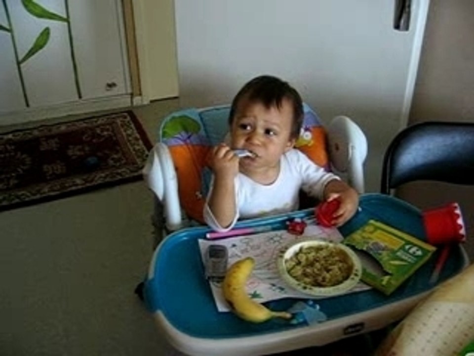 Je mange tout seul à la cuillère