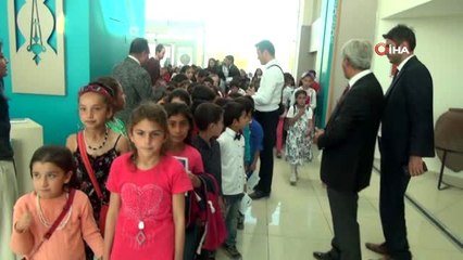 Öğrenciler "Anadolu'nun Kapısı, Türkiye'nin Tapusu Ahlat" projesiyle tarihi mekanları geziyor