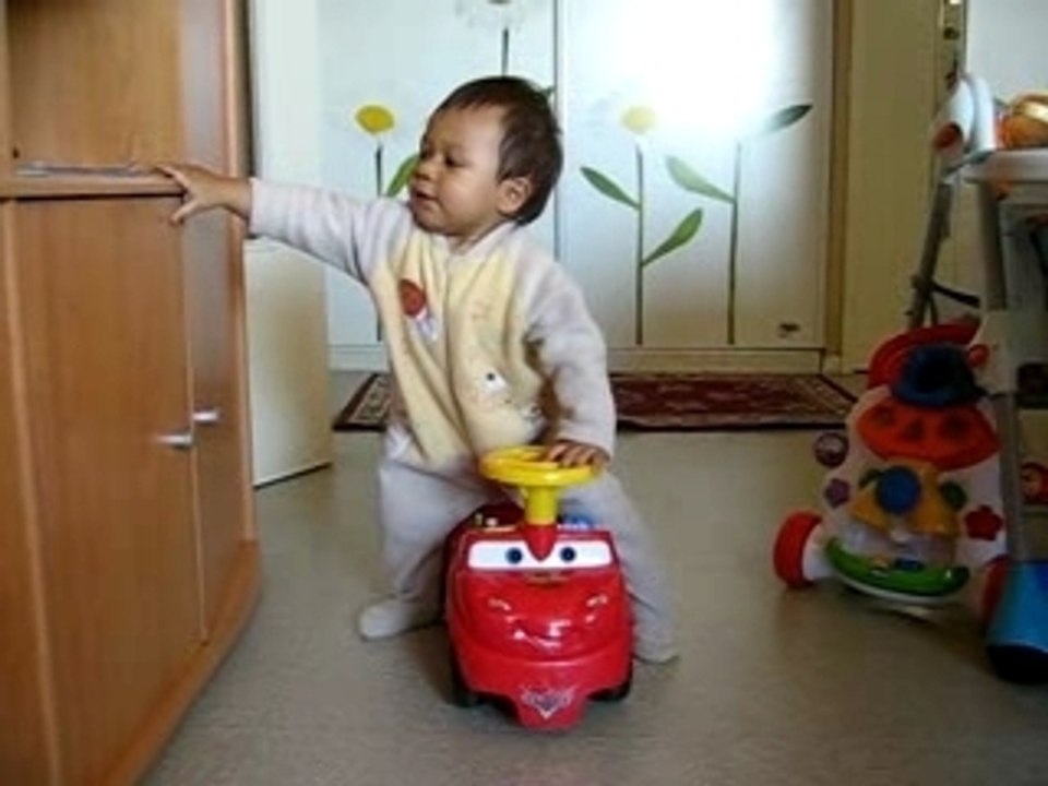 Hugo joue avec sa voiture