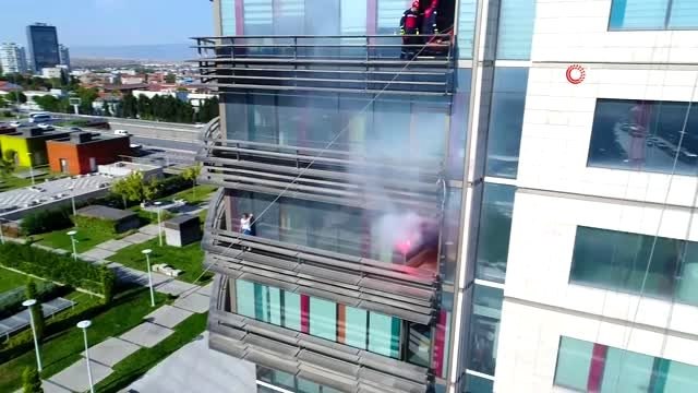 İtfaiye erlerinden nefes kesen tatbikat...Mahsur kalanları kurtarmak için balkondan balkona atladı