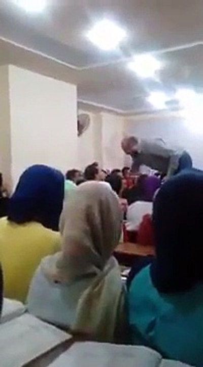 مدرس ثانوى يضرب الطلاب بسبب عدم شراء المذكرات وضرب وسب الطلاب