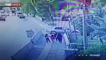 5 kişi beton bariyerlerin altında kalmaktan son anda kurtuldu