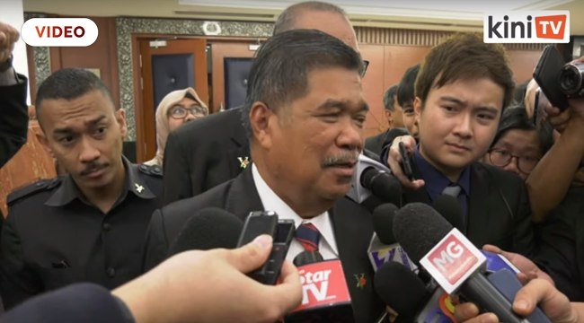 Saya tak dengar, masa dia keluar saya tak dengar