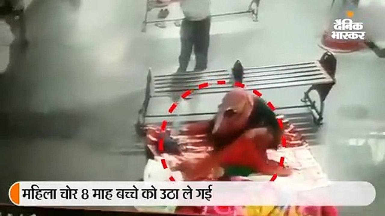 बस स्टैंड पर मां के साथ सो रहा था बच्चा