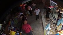 Mahalle sakinleri, kahvehanede tartıştığı sırada gürültü çıkaran kişiye çekiçle saldırdı