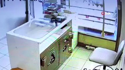 Maskeli şahısların silahlı soygun girişimi kamerada