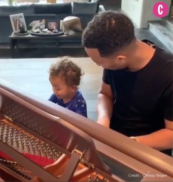 John Legend joue du piano avec son fils et c'est beaucoup trop mignon
