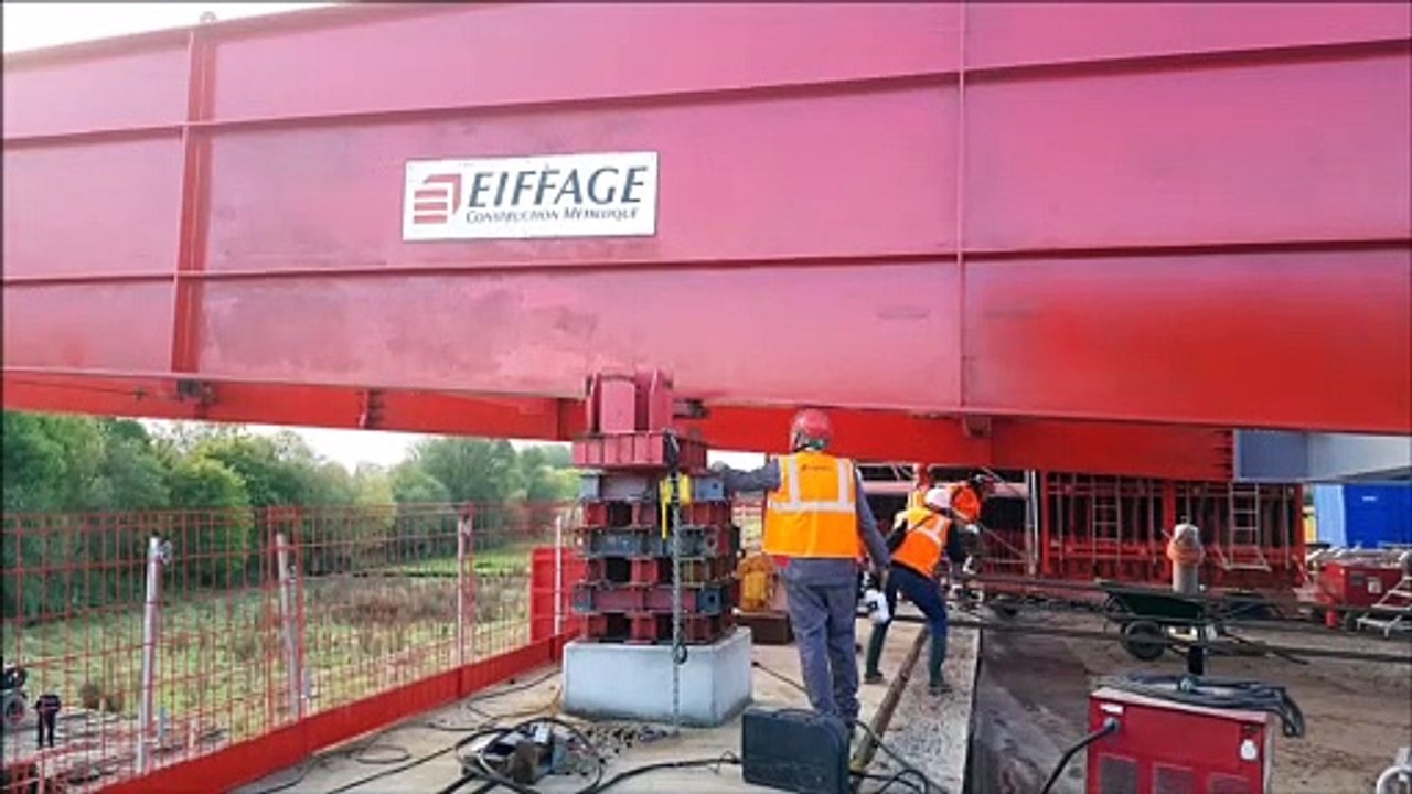 Mise en place du tablier du viaduc du Contournement ouest de Strasbourg, à Vendenheim