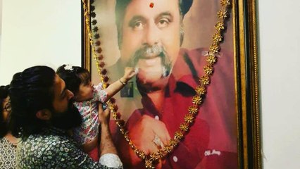 Ayra Yash gets blessings from Ambareesh  | FILMIBEAT KANNADA
