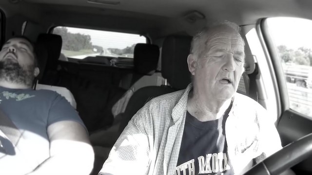 Un papy s'endort au volant alors qu'il est sur l'autoroute
