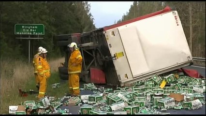 Скачать видео: Un camión de cervezas se ha estrellado en Australia