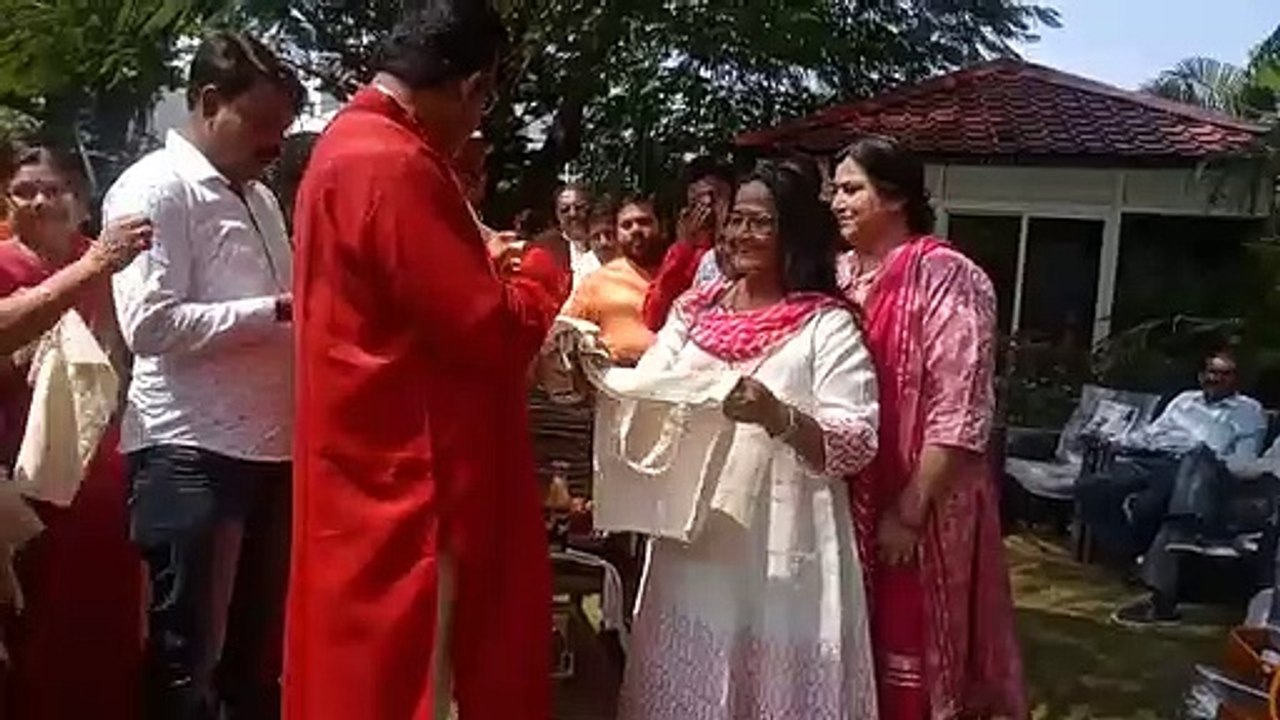 सांसद शंकर लालवानी ने बेची कागज और कपड़े थैली