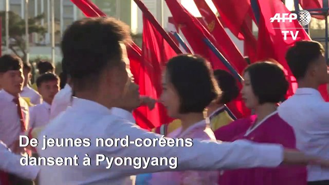 Danses à Pyongyang pour célébrer Kim Jong Il, le père de l'actuel dictateur