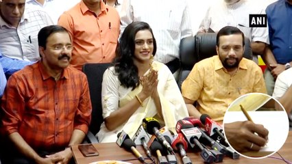 PV Sindhu Received 10 Lakh Cash From Kerala Govt As A Diwali Gift ! || Oneindia Telugu