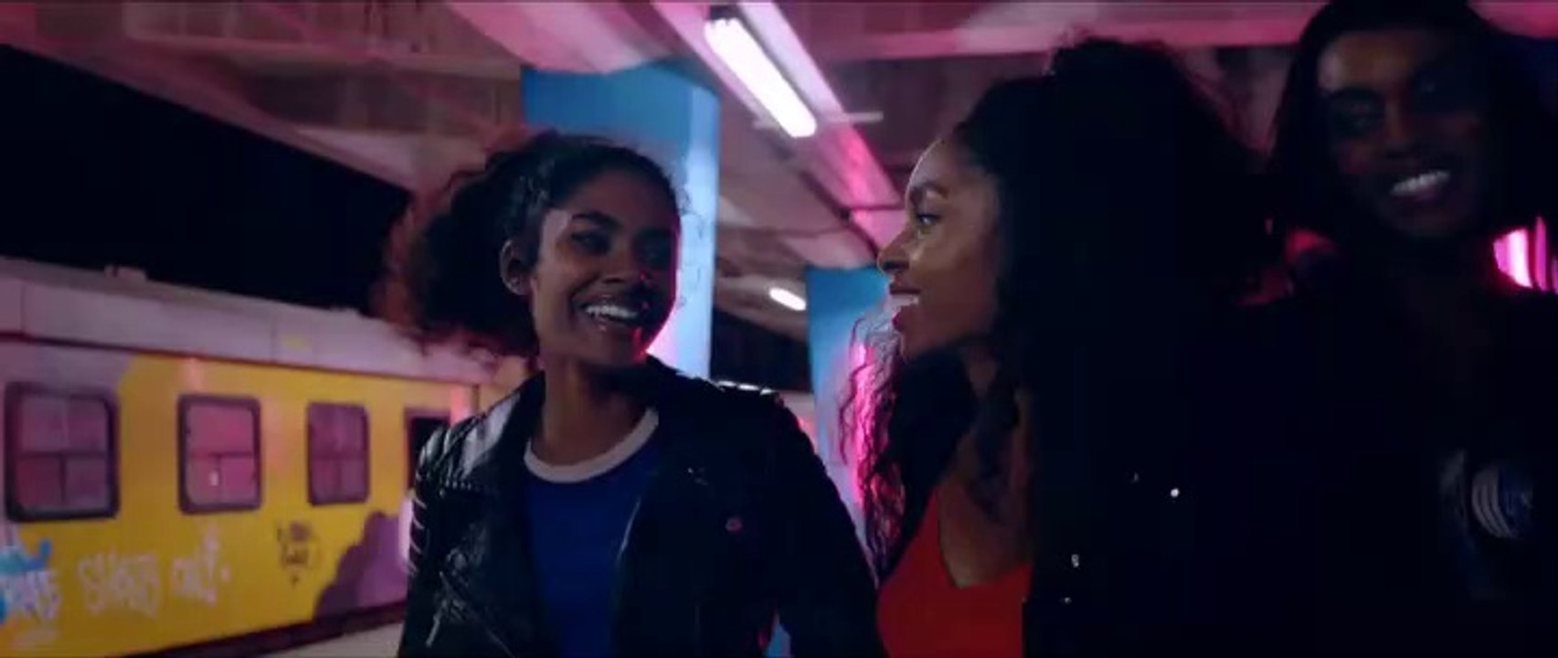 Break Barriers With CloseUp Toothpaste_Red_Blue