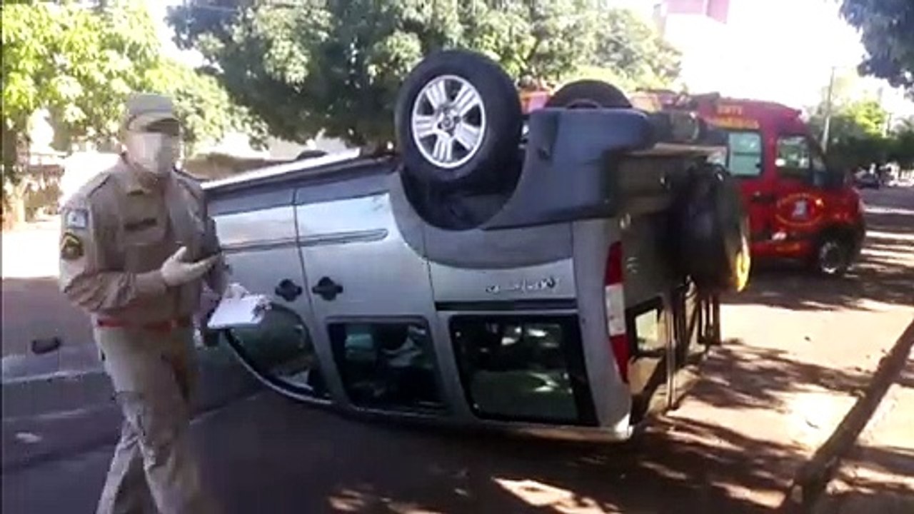 Carro capota em grave colisão na Rua Manoel Ribas, no Bairro Neva