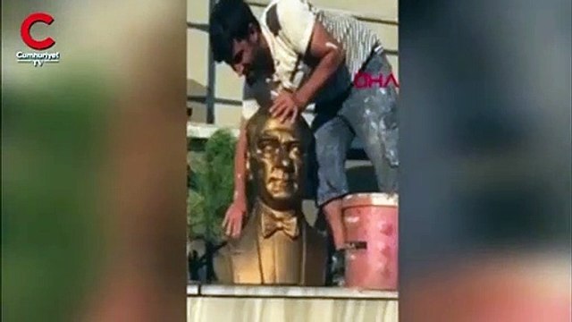 Atatürk büstünü elleriyle yıkadı
