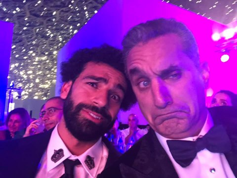 رقص باسم يوسف في حفل GQ يثير ضجة.. وهكذا تفاعل معه محمد صلاح