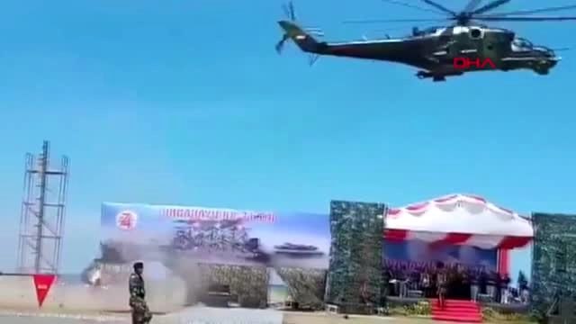 Askeri geçit töreninde alçak uçan helikopter, panoları yıktı