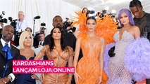 As Kardashians estão vendendo suas roupas antigas