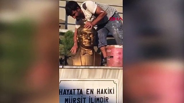 Atatürk büstünü elleriyle yıkadı
