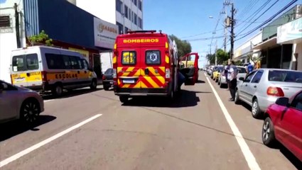 Motocicleta atinge lateral de veículo na Rua Carlos Gomes