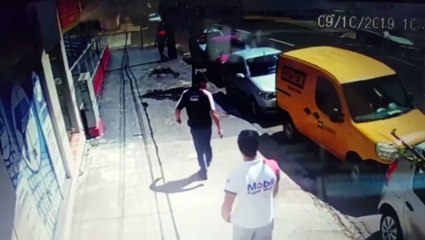 Câmera mostra momento em que veículo acessa via e ocorre colisão com moto