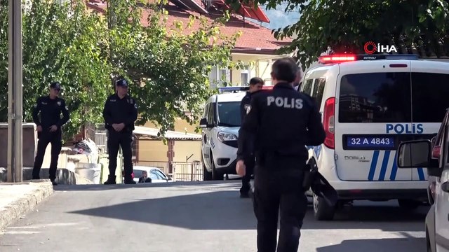 Kendini eve kitleyip pompalı tüfekle etrafa rastgele ateş açtı