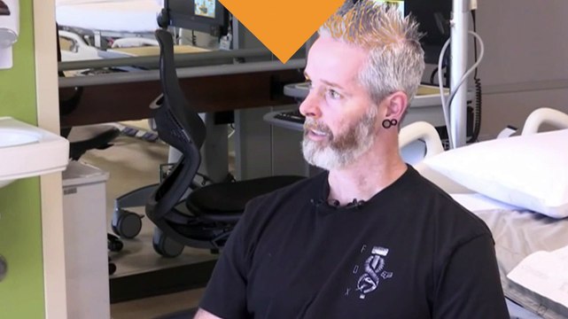 Un clou lui transperce le cœur en appuyant sur un pistolet à clou par erreur