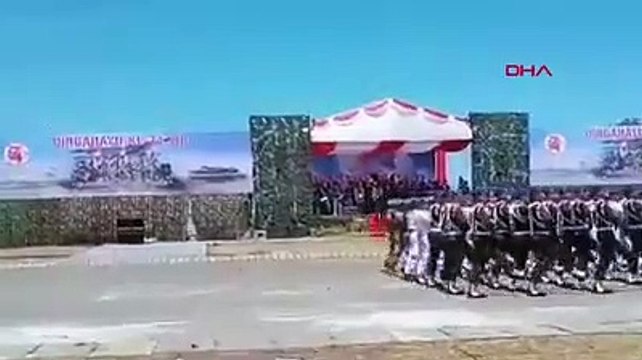 Alçaktan uçan askeri helikopter geçit törenini yıktı