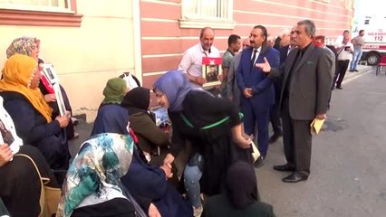 Tatvan Gönüllüleri'nden HDP önünde evlat nöbeti tutan ailelere ziyaret