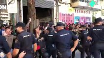 Momentos de tensión entre manifestantes y policía en la Plaça Sant Agustí de Valencia
