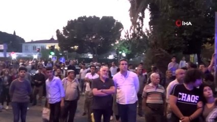 Mahalleli intihar girişimini film izler gibi izledi