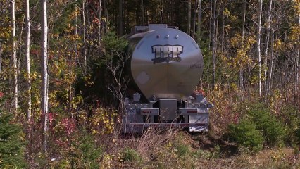 Un camion-citerne fait une impressionnante sortie de route