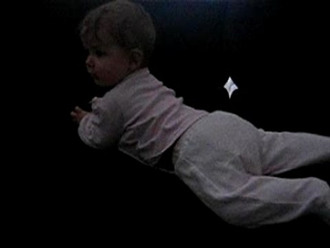 Loane commence le 4 pattes !!! Doucement !