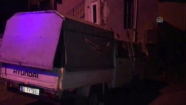 Duvara çarpan kamyonetin sürücüsü yaralandı