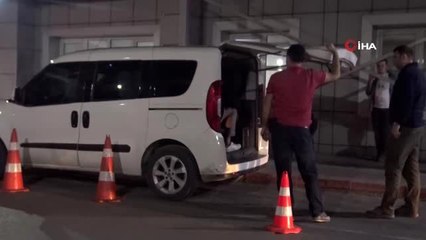 Kendisini döven babasını 5 yerinden bıçakladı, okul kıyafeti ile gözaltına alındı