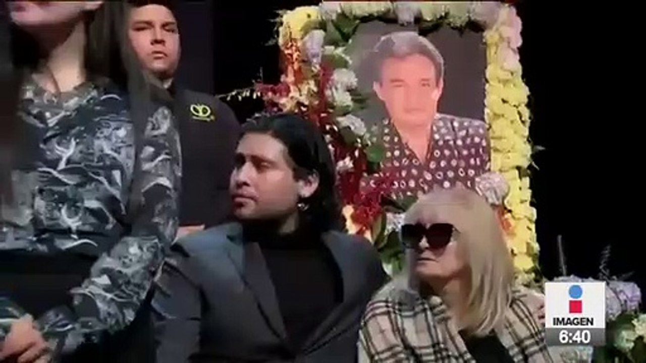 Indignan selfies de Sarita en el funeral de José José