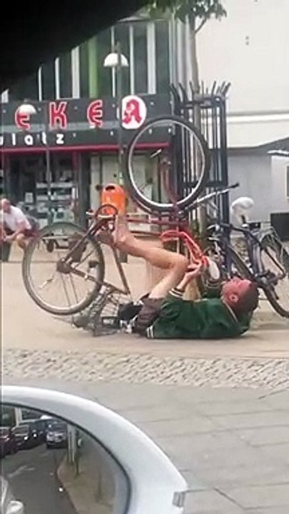 Ivre, il pédale sur son vélo allongé au sol !