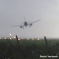 Ce pilote de ligne pose son avion dans des conditions météo extrêmes.