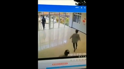 Il n'aurait pas dû se moquer de son ami qui vient de se prendre une vitre en pleine face... Bad karma