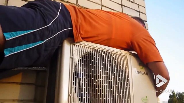 Bricoler la clim de l'appartement suspendu dans le vide au 8ème étage... Risqué