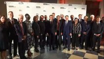 Конференция в Лионе: Макрон встречает Боно и Гейтса