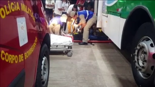 Jovem cai ao tentar descer de ônibus e é socorrida pelos Bombeiros