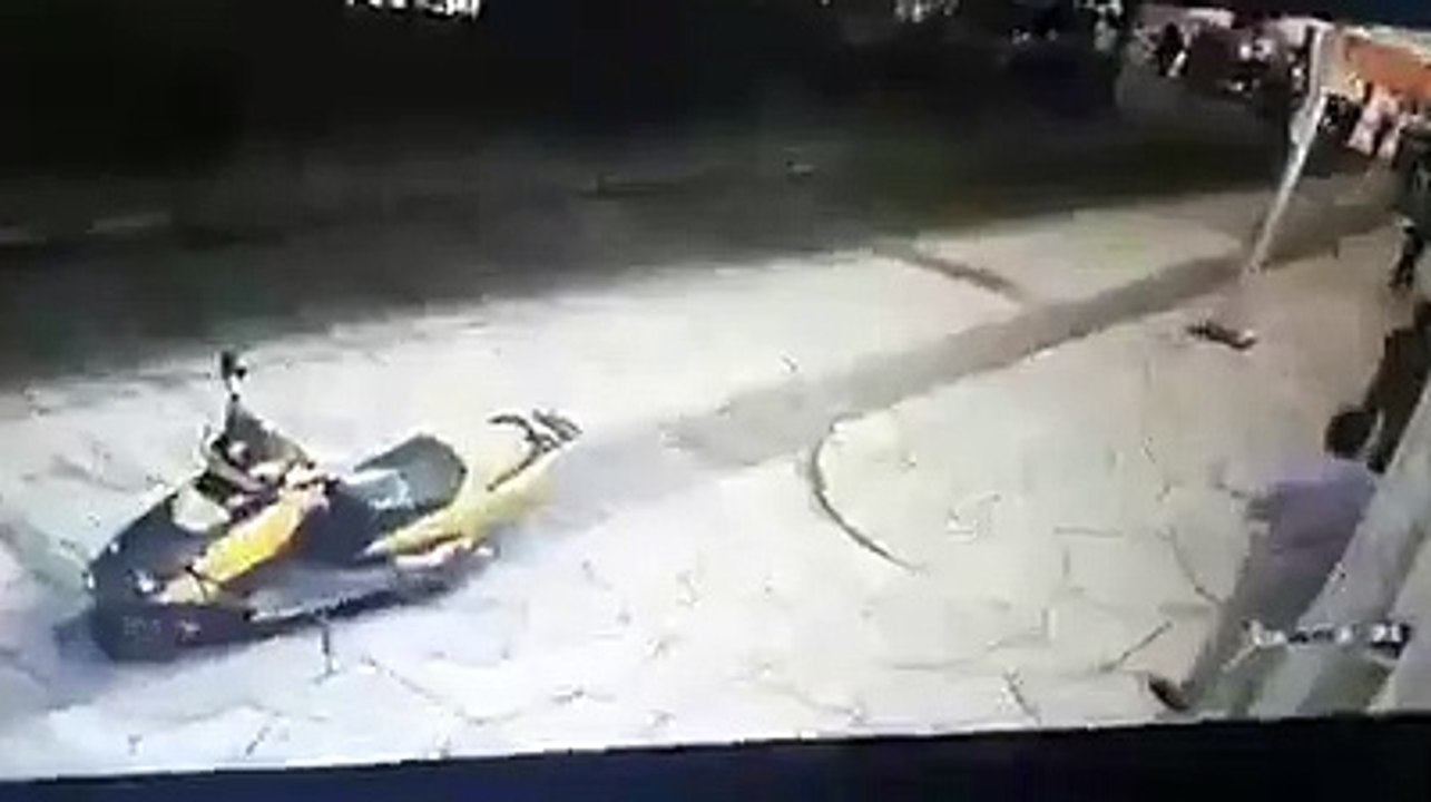 Des paysans indigènes du sud du Mexique, mécontents de ne pas avoir reçu le versement d'aides, ont attaché le maire de leur commune à l'arrière d'un véhicule et l'ont traîné dans les rues de la ville