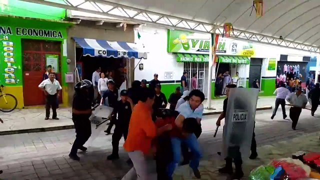 Arrastran en camioneta a alcalde en México por incumplir promesas