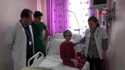 Erzurum 48 gün kaldığı hastaneye pasta keserek veda etti